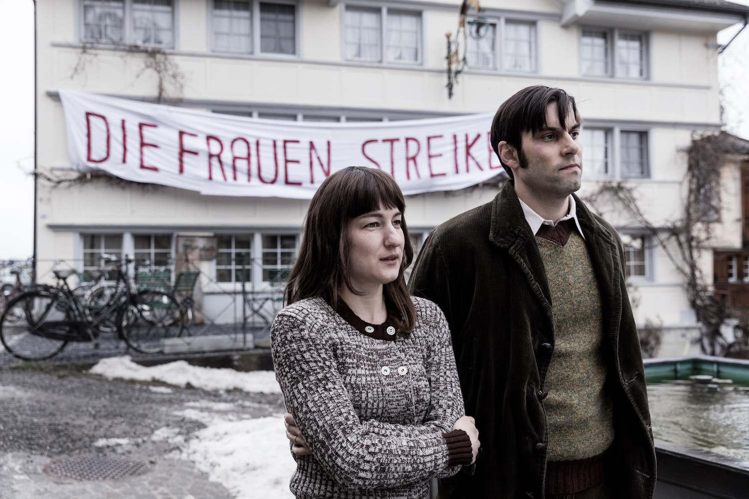 Die Frauen streiken: Nora (Marie Leuenberger) und Hans (Max Simonischek) in einer Szene des Films "Die göttliche Ordnung" Die Frauen streiken: Nora (Marie Leuenberger) und Hans (Max Simonischek) in einer Szene des Films "Die göttliche Ordnung"