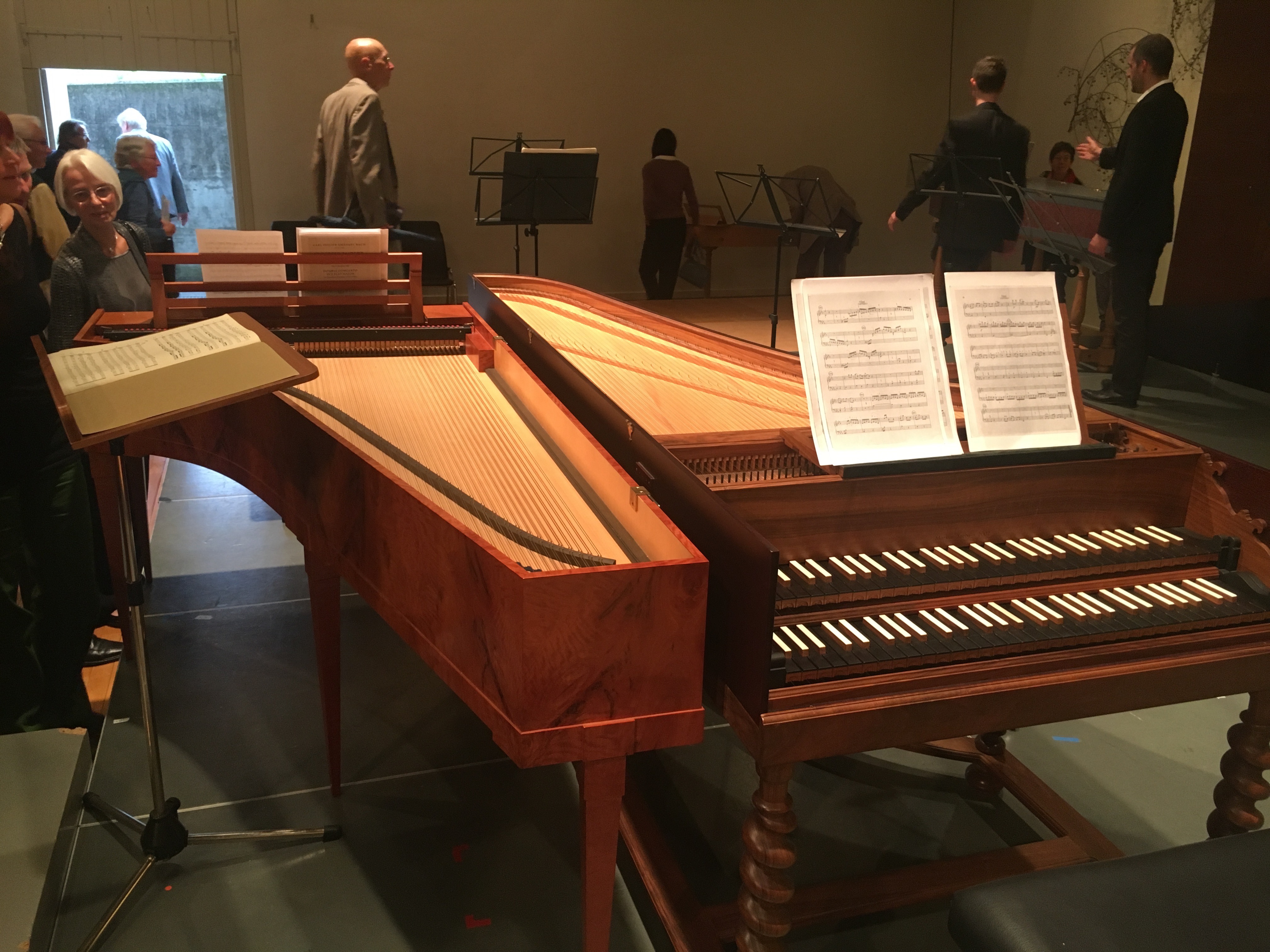 Tasteninstrumente als musikalische Zeitzeugen: Rechts das barocke Bach-Cembalo links das Fortepiano (Hammerflügel), das durch seine dynamischen Möglichkeiten die Klassik und Romantik prägte.