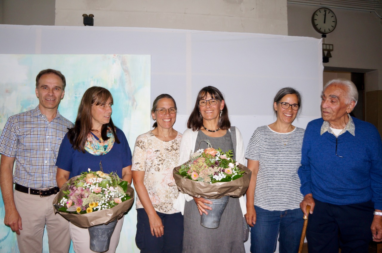 Familie fotografiert vor «Primavera» von Bianca Frei-Baldegger: vlnr: Adrian Bärlocher, Monika Thoma, Ursula Eichelberger, Claudia Höner-Bärlocher, Regula Bärlocher und Eugen Bärlocher